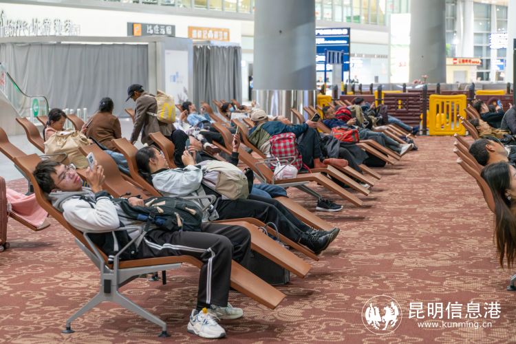 昆明机场过夜旅客在躺椅区休息