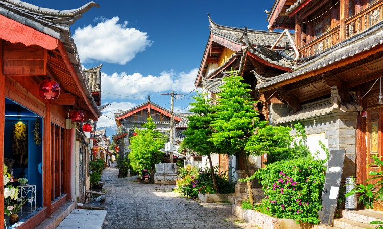 丽江古城石板街道和木质民居