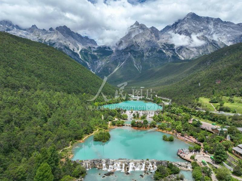 夏季玉龙雪山和蓝月谷实景